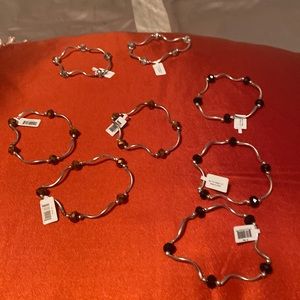 I have eight stress bracelet silver with stone